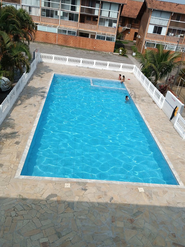 loft calmo p/ família, piscina e perto da praia