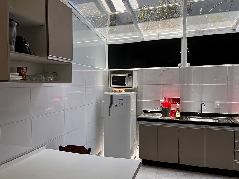 Conforto p/ casal, piscina - Wi-fi, 5 min da praia