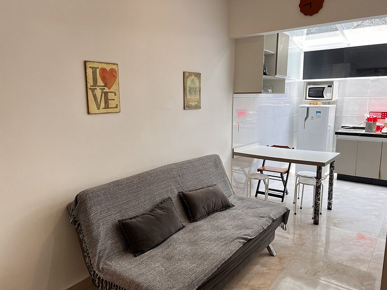 Conforto p/ casal, piscina - Wi-fi, 5 min da praia