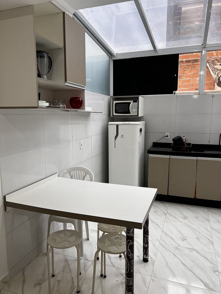 Apt em cond. Piscina, vaga e Wi-Fi, 5min da praia