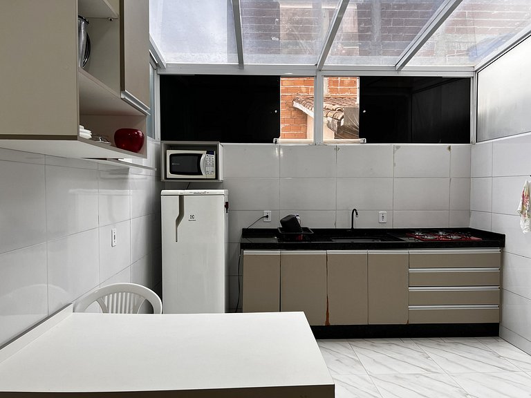 Apt em cond. Piscina, vaga e Wi-Fi, 5min da praia