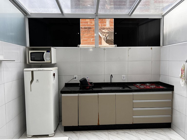 Apt em cond. Piscina, vaga e Wi-Fi, 5min da praia