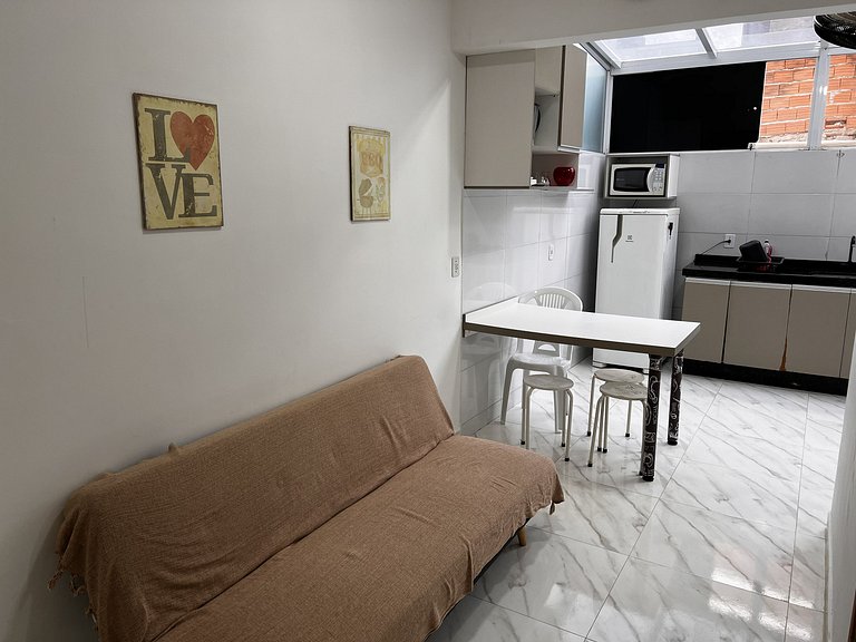 Apt em cond. Piscina, vaga e Wi-Fi, 5min da praia