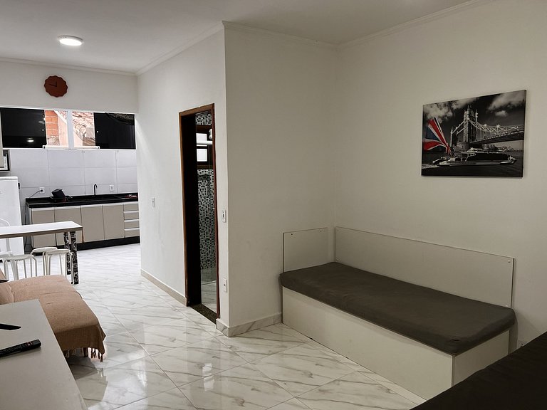 Apt em cond. Piscina, vaga e Wi-Fi, 5min da praia