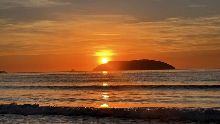 Apt em cond. Piscina, vaga e Wi-Fi, 5min da praia