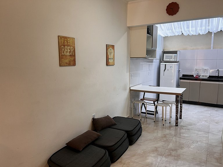 loft calmo p/ família, piscina e perto da praia