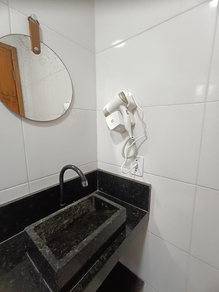 Apt em cond. Piscina, vaga e Wi-Fi, 5min da praia